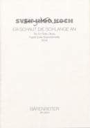 Er schaut die Schlange an