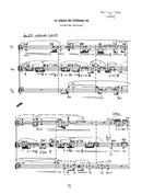 Er schaut die Schlange an