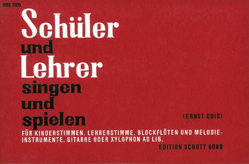 Schüler und Lehrer singen und spielen